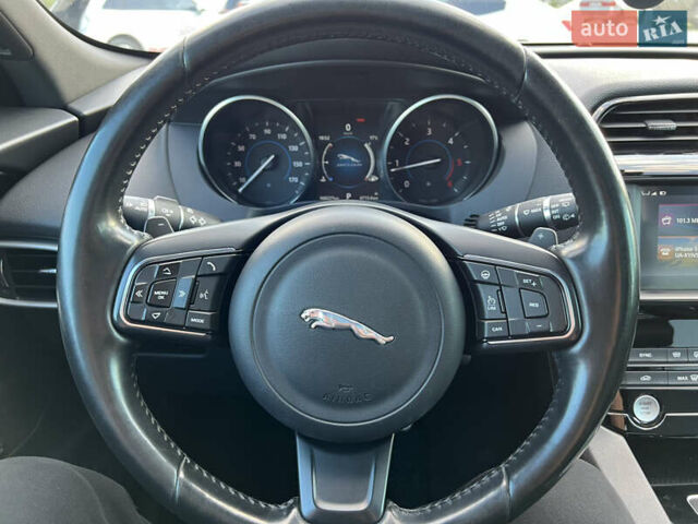 Черный Ягуар Ф-Пейс, объемом двигателя 2 л и пробегом 168 тыс. км за 22500 $, фото 25 на Automoto.ua