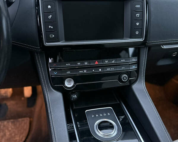 Черный Ягуар Ф-Пейс, объемом двигателя 2 л и пробегом 237 тыс. км за 17950 $, фото 18 на Automoto.ua