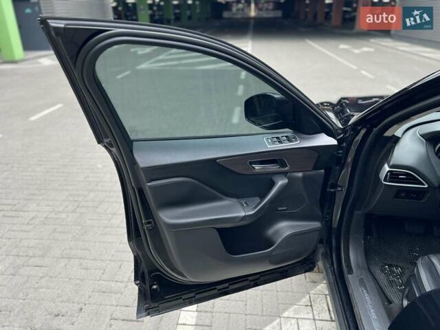 Черный Ягуар Ф-Пейс, объемом двигателя 2 л и пробегом 147 тыс. км за 19850 $, фото 14 на Automoto.ua