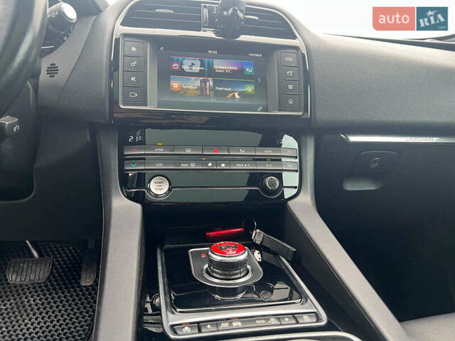 Чорний Ягуар Ф-Пейс, об'ємом двигуна 2 л та пробігом 153 тис. км за 24290 $, фото 19 на Automoto.ua