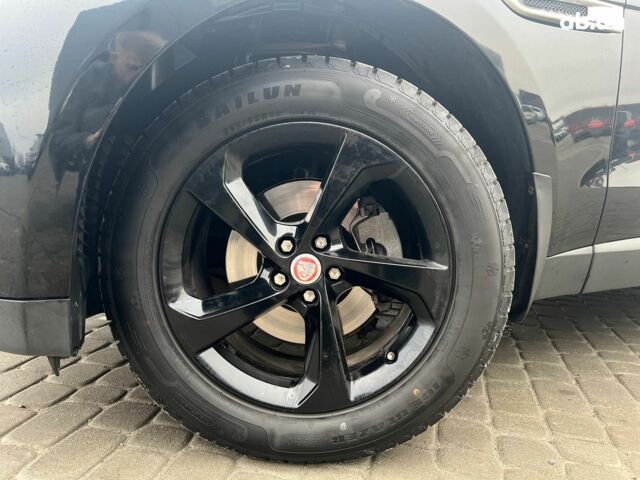 Черный Ягуар Ф-Пейс, объемом двигателя 2 л и пробегом 153 тыс. км за 24290 $, фото 3 на Automoto.ua