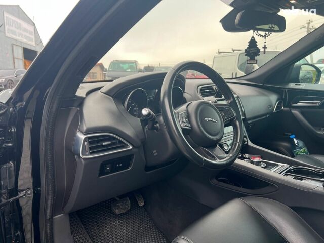 Черный Ягуар Ф-Пейс, объемом двигателя 2 л и пробегом 153 тыс. км за 24290 $, фото 16 на Automoto.ua