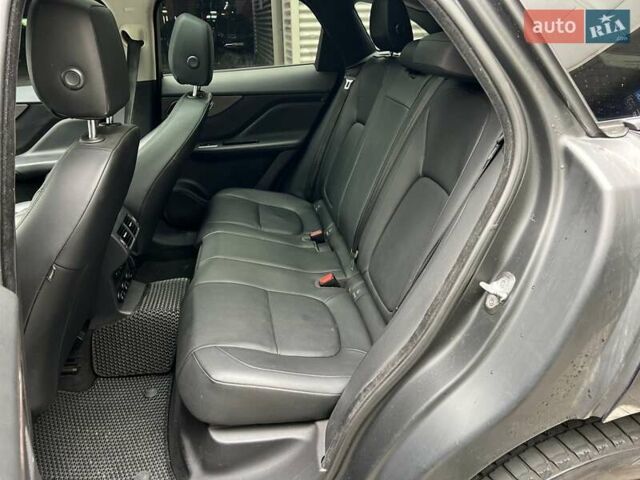 Черный Ягуар Ф-Пейс, объемом двигателя 2 л и пробегом 147 тыс. км за 19850 $, фото 33 на Automoto.ua