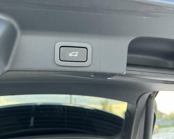 Черный Ягуар Ф-Пейс, объемом двигателя 2 л и пробегом 168 тыс. км за 22500 $, фото 12 на Automoto.ua