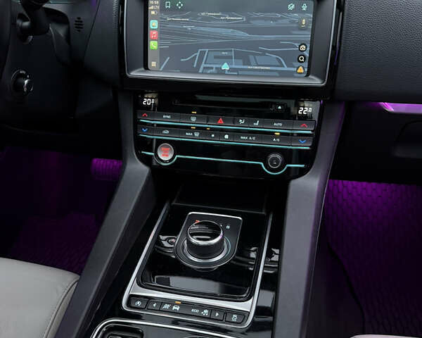 Чорний Ягуар Ф-Пейс, об'ємом двигуна 2.96 л та пробігом 141 тис. км за 22000 $, фото 8 на Automoto.ua