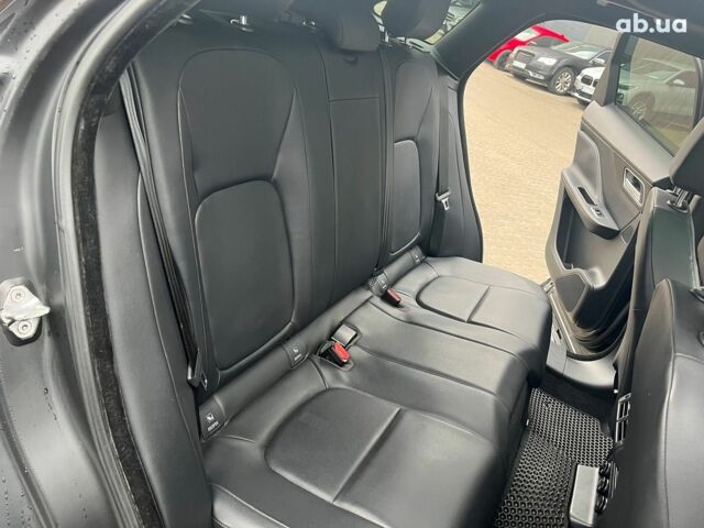 Черный Ягуар Ф-Пейс, объемом двигателя 2 л и пробегом 153 тыс. км за 24290 $, фото 24 на Automoto.ua