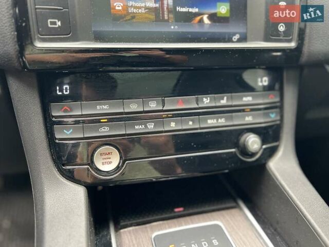 Черный Ягуар Ф-Пейс, объемом двигателя 2 л и пробегом 147 тыс. км за 19850 $, фото 27 на Automoto.ua