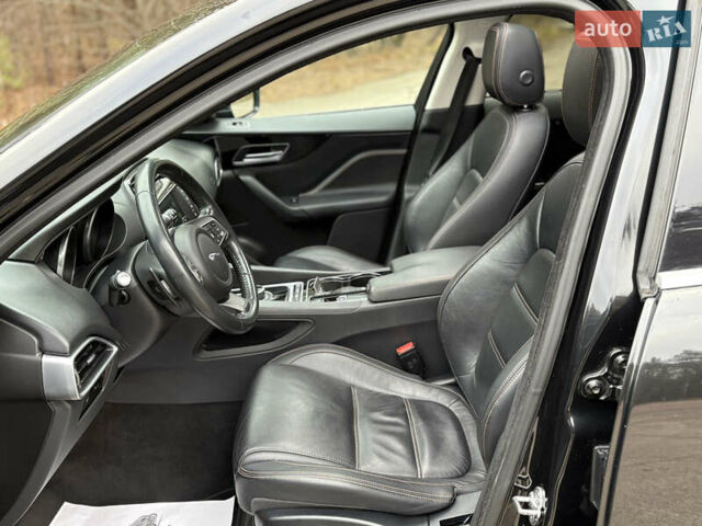 Черный Ягуар Ф-Пейс, объемом двигателя 2 л и пробегом 220 тыс. км за 22200 $, фото 31 на Automoto.ua