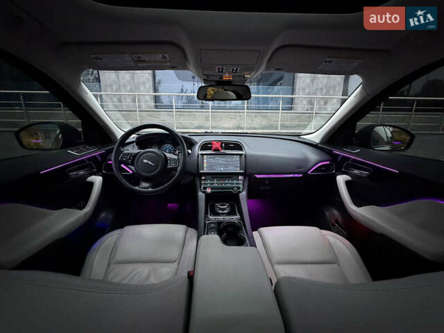 Чорний Ягуар Ф-Пейс, об'ємом двигуна 2.96 л та пробігом 141 тис. км за 22000 $, фото 11 на Automoto.ua