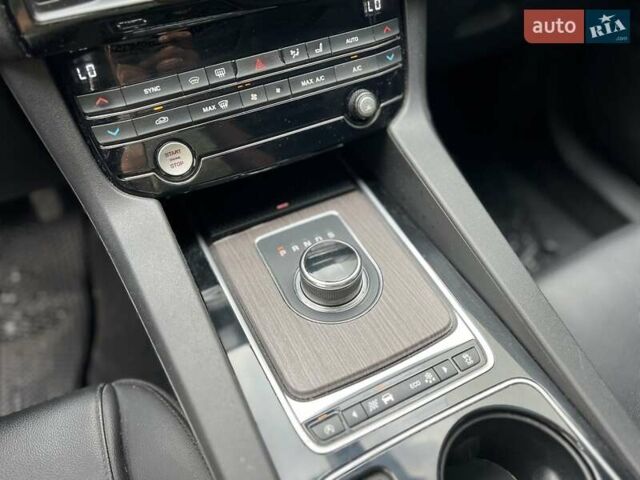 Черный Ягуар Ф-Пейс, объемом двигателя 2 л и пробегом 147 тыс. км за 19850 $, фото 29 на Automoto.ua