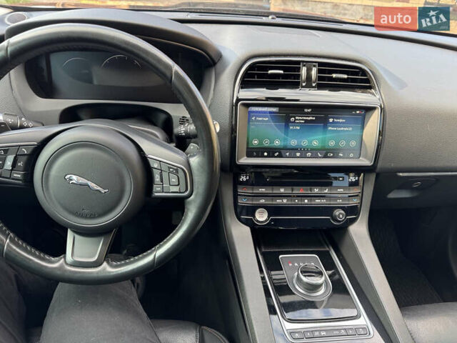 Черный Ягуар Ф-Пейс, объемом двигателя 2 л и пробегом 173 тыс. км за 22000 $, фото 20 на Automoto.ua