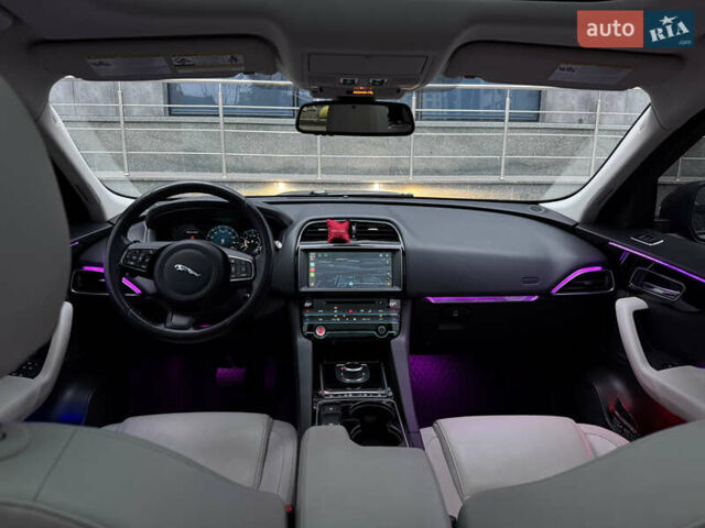 Чорний Ягуар Ф-Пейс, об'ємом двигуна 2.96 л та пробігом 141 тис. км за 22000 $, фото 10 на Automoto.ua