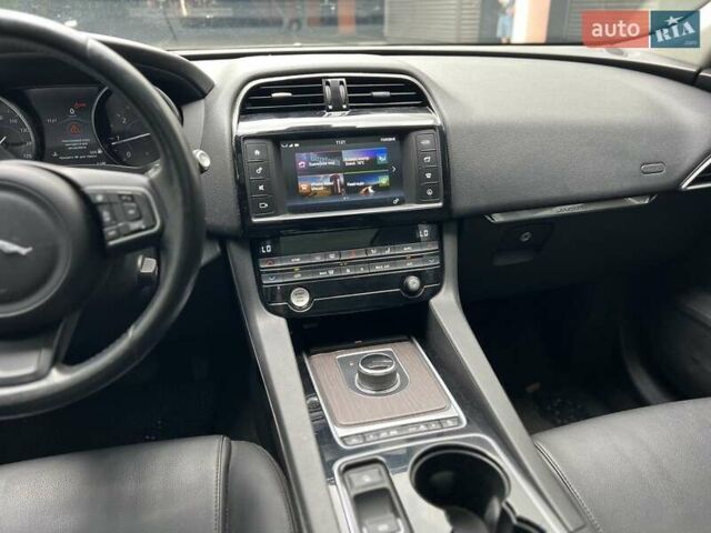 Черный Ягуар Ф-Пейс, объемом двигателя 2 л и пробегом 147 тыс. км за 19850 $, фото 24 на Automoto.ua