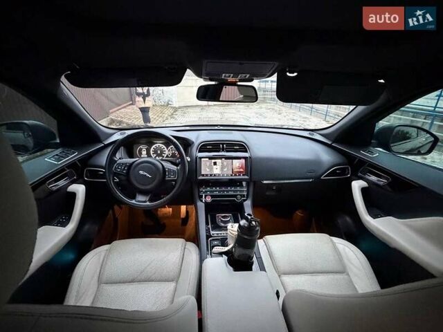 Чорний Ягуар Ф-Пейс, об'ємом двигуна 2 л та пробігом 152 тис. км за 24800 $, фото 4 на Automoto.ua