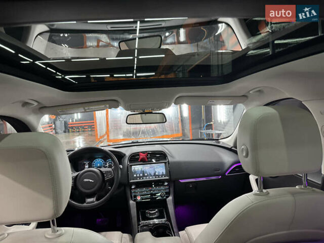 Чорний Ягуар Ф-Пейс, об'ємом двигуна 2.96 л та пробігом 141 тис. км за 22000 $, фото 15 на Automoto.ua