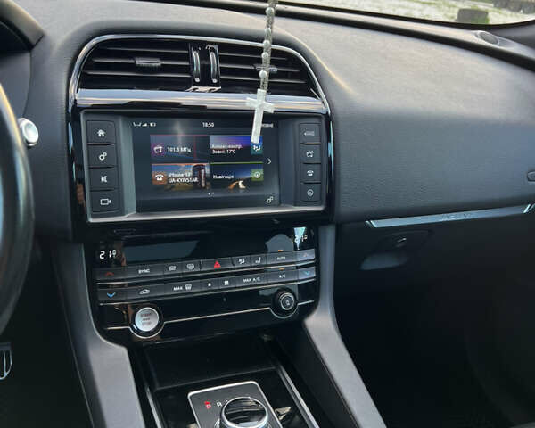 Черный Ягуар Ф-Пейс, объемом двигателя 2 л и пробегом 168 тыс. км за 22500 $, фото 28 на Automoto.ua