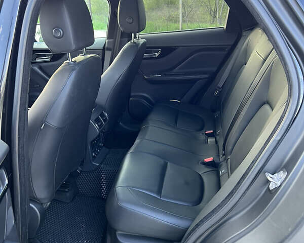 Черный Ягуар Ф-Пейс, объемом двигателя 2 л и пробегом 168 тыс. км за 22500 $, фото 15 на Automoto.ua