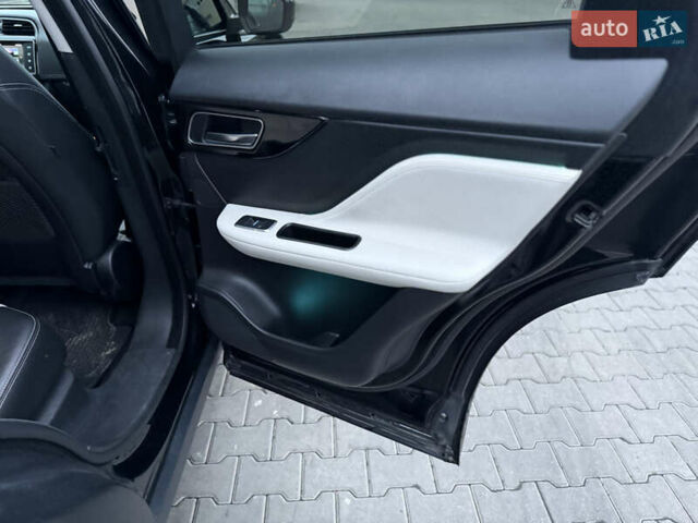 Черный Ягуар Ф-Пейс, объемом двигателя 2 л и пробегом 237 тыс. км за 17950 $, фото 36 на Automoto.ua