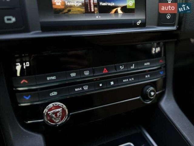 Чорний Ягуар Ф-Пейс, об'ємом двигуна 2 л та пробігом 125 тис. км за 20999 $, фото 42 на Automoto.ua