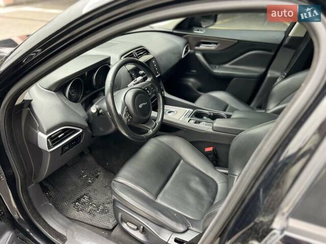 Черный Ягуар Ф-Пейс, объемом двигателя 2 л и пробегом 147 тыс. км за 19850 $, фото 17 на Automoto.ua