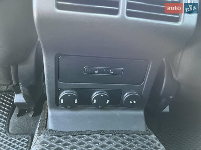 Черный Ягуар Ф-Пейс, объемом двигателя 2 л и пробегом 168 тыс. км за 22500 $, фото 21 на Automoto.ua