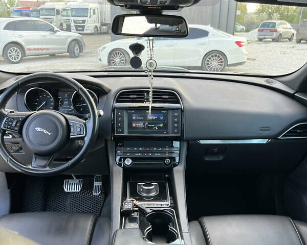 Черный Ягуар Ф-Пейс, объемом двигателя 2 л и пробегом 168 тыс. км за 22500 $, фото 20 на Automoto.ua