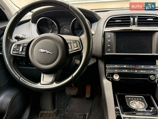 Черный Ягуар Ф-Пейс, объемом двигателя 2 л и пробегом 156 тыс. км за 20500 $, фото 7 на Automoto.ua
