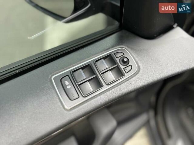 Черный Ягуар Ф-Пейс, объемом двигателя 2 л и пробегом 147 тыс. км за 19850 $, фото 15 на Automoto.ua