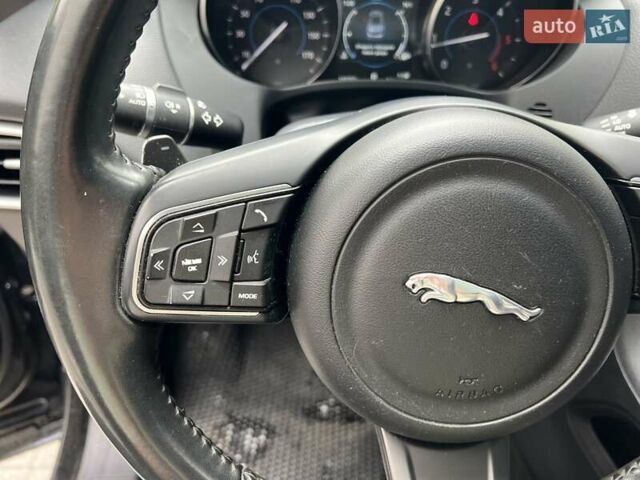 Черный Ягуар Ф-Пейс, объемом двигателя 2 л и пробегом 147 тыс. км за 19850 $, фото 21 на Automoto.ua