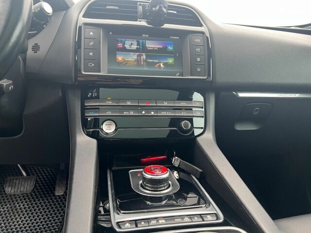 Черный Ягуар Ф-Пейс, объемом двигателя 2 л и пробегом 153 тыс. км за 24290 $, фото 19 на Automoto.ua