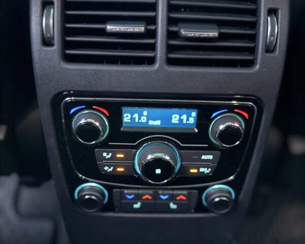 Черный Ягуар Ф-Пейс, объемом двигателя 2 л и пробегом 237 тыс. км за 17950 $, фото 28 на Automoto.ua