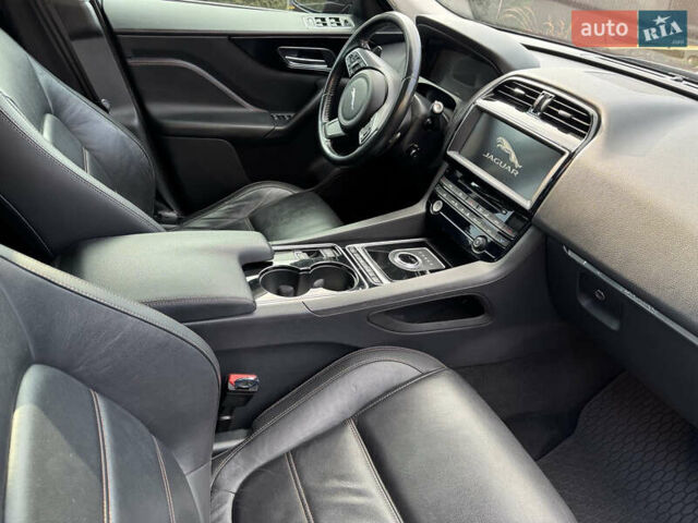 Черный Ягуар Ф-Пейс, объемом двигателя 2 л и пробегом 173 тыс. км за 22000 $, фото 13 на Automoto.ua