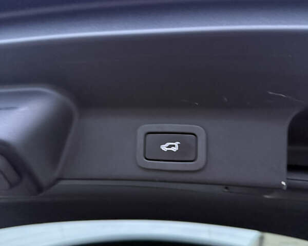 Черный Ягуар Ф-Пейс, объемом двигателя 2 л и пробегом 237 тыс. км за 17950 $, фото 34 на Automoto.ua