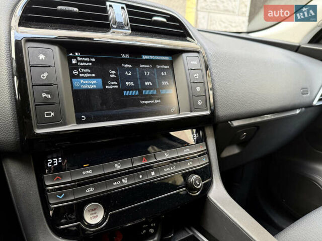 Черный Ягуар Ф-Пейс, объемом двигателя 2 л и пробегом 156 тыс. км за 20500 $, фото 8 на Automoto.ua