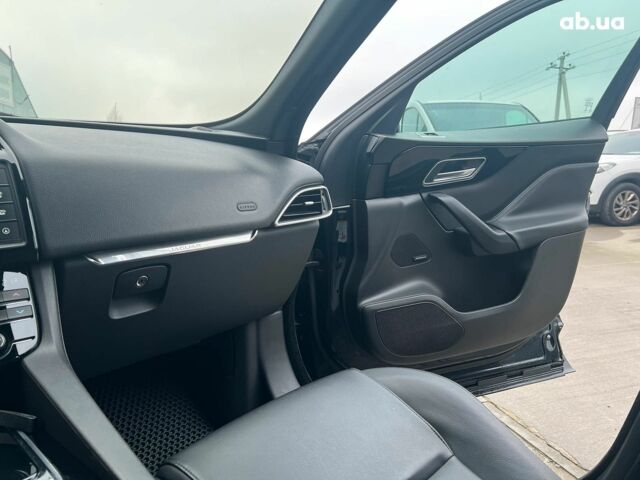 Черный Ягуар Ф-Пейс, объемом двигателя 2 л и пробегом 153 тыс. км за 24290 $, фото 20 на Automoto.ua