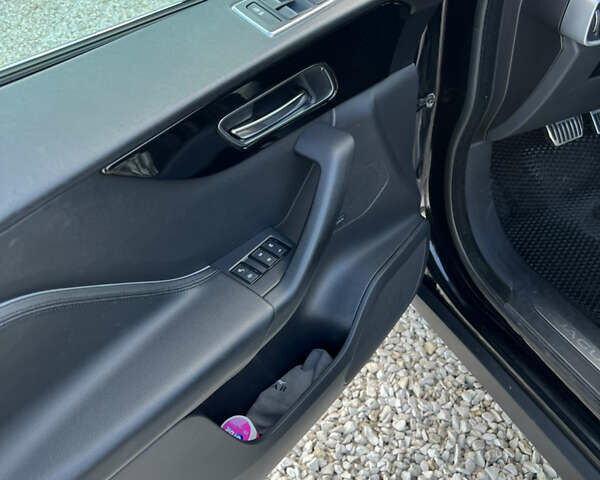 Черный Ягуар Ф-Пейс, объемом двигателя 2 л и пробегом 168 тыс. км за 22500 $, фото 22 на Automoto.ua