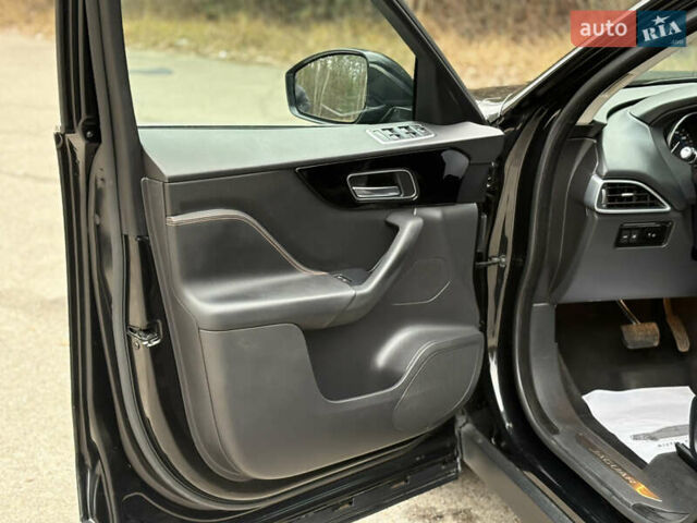 Черный Ягуар Ф-Пейс, объемом двигателя 2 л и пробегом 220 тыс. км за 22200 $, фото 28 на Automoto.ua