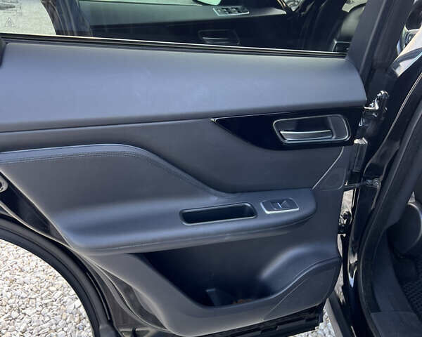 Черный Ягуар Ф-Пейс, объемом двигателя 2 л и пробегом 168 тыс. км за 22500 $, фото 18 на Automoto.ua