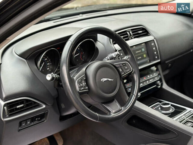 Черный Ягуар Ф-Пейс, объемом двигателя 2 л и пробегом 220 тыс. км за 22200 $, фото 29 на Automoto.ua