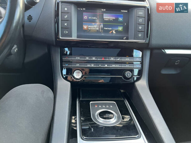 Черный Ягуар Ф-Пейс, объемом двигателя 2 л и пробегом 168 тыс. км за 22500 $, фото 30 на Automoto.ua