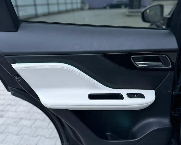 Черный Ягуар Ф-Пейс, объемом двигателя 2 л и пробегом 237 тыс. км за 17950 $, фото 27 на Automoto.ua