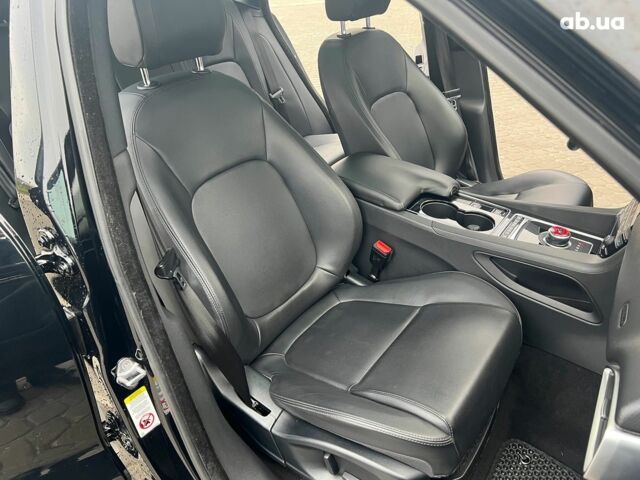 Черный Ягуар Ф-Пейс, объемом двигателя 2 л и пробегом 153 тыс. км за 24290 $, фото 22 на Automoto.ua