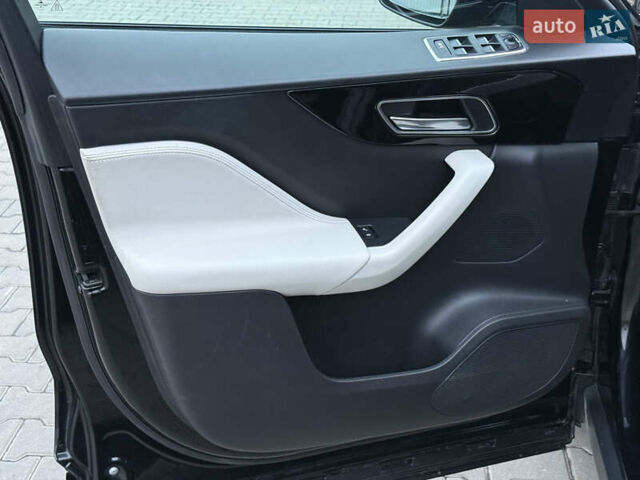 Черный Ягуар Ф-Пейс, объемом двигателя 2 л и пробегом 237 тыс. км за 17950 $, фото 16 на Automoto.ua