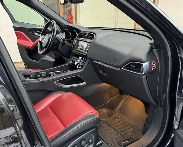 Чорний Ягуар Ф-Пейс, об'ємом двигуна 2 л та пробігом 123 тис. км за 23500 $, фото 24 на Automoto.ua