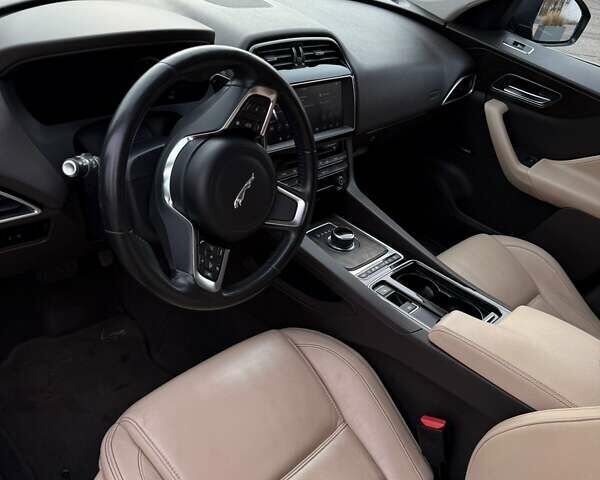 Черный Ягуар Ф-Пейс, объемом двигателя 2 л и пробегом 207 тыс. км за 23500 $, фото 8 на Automoto.ua