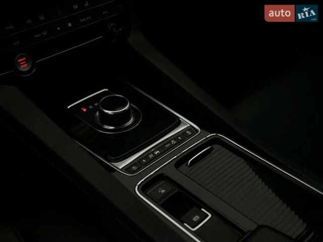 Черный Ягуар Ф-Пейс, объемом двигателя 2 л и пробегом 178 тыс. км за 19000 $, фото 20 на Automoto.ua