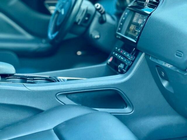 Черный Ягуар Ф-Пейс, объемом двигателя 3 л и пробегом 3 тыс. км за 21000 $, фото 5 на Automoto.ua