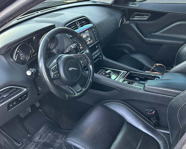 Чорний Ягуар Ф-Пейс, об'ємом двигуна 2.99 л та пробігом 157 тис. км за 30000 $, фото 19 на Automoto.ua