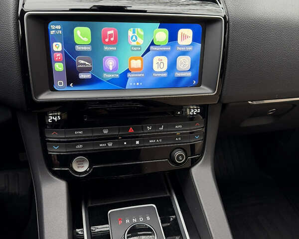 Черный Ягуар Ф-Пейс, объемом двигателя 2 л и пробегом 113 тыс. км за 23000 $, фото 4 на Automoto.ua