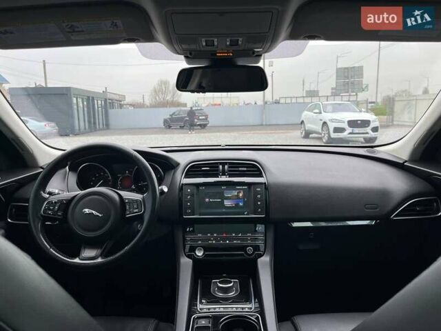 Чорний Ягуар Ф-Пейс, об'ємом двигуна 2 л та пробігом 214 тис. км за 18990 $, фото 12 на Automoto.ua
